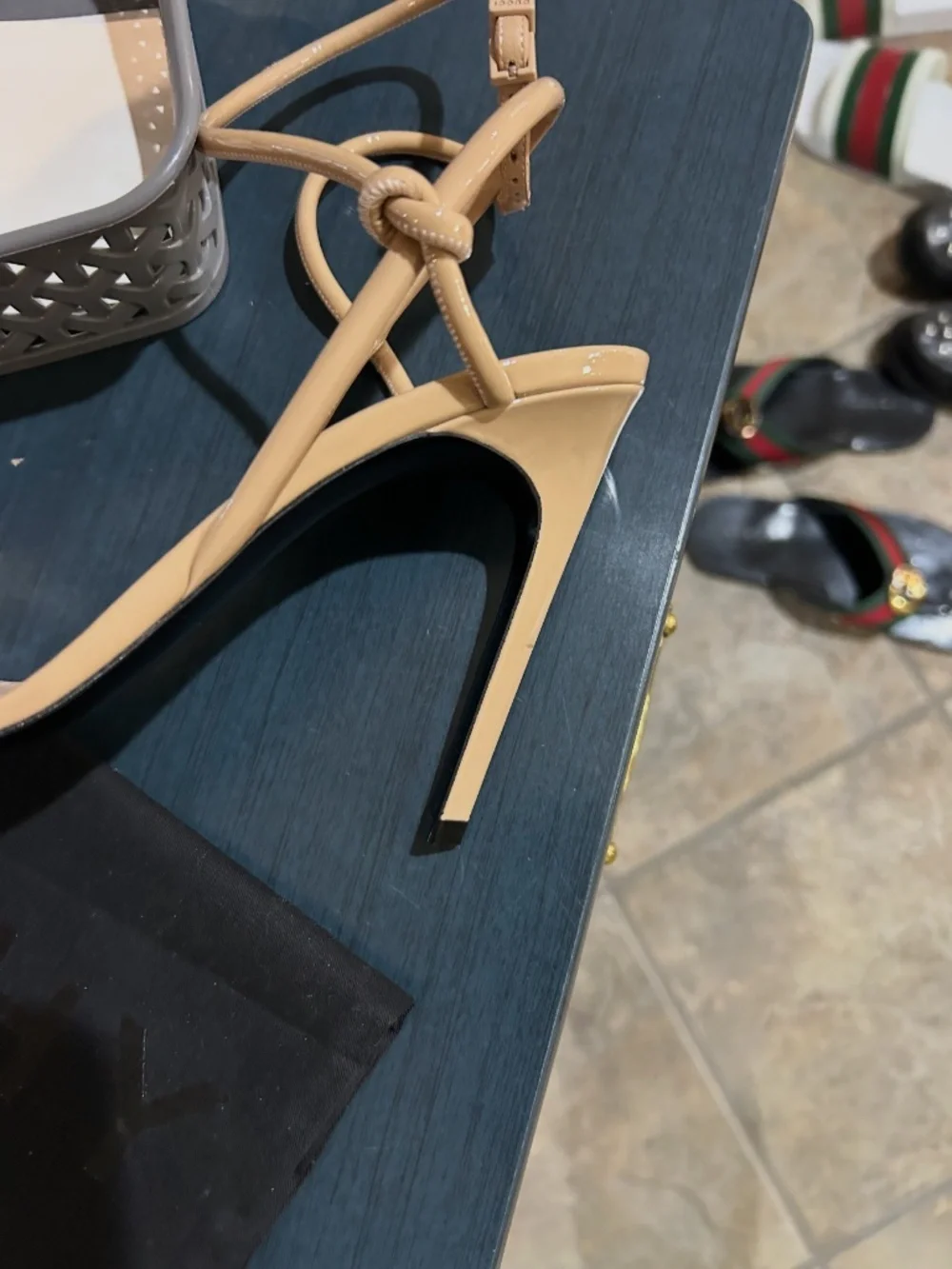 Women’s Gucci, patent leather nude strap sandals size 40 made in Italy